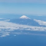 冠雪の富士が裾野まで全貌を現わしました。　　　　　　　　　　　　　　　・冬晴れや富士全貌を現はしぬ（和良）