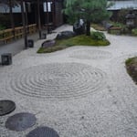 昼神温泉の宿の石庭です。綺麗な箒目が入っていました。　　　　　　　　　　　　　　　　　　　　　　　　　　　　　　・石庭の砂にやさしき秋の雨(和良)