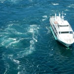 鳴門海峡では春と秋の満月と新月の日の干満時に大潮が見られます。　・目の前に渦の生れる観潮船(和良)