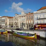 アヴェイロでは晴れているのに時雨がありました。傘が手放せない旅でした。  ・晴れてゐて時雨るる古都の旅にあり(和良）