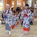 道後温泉本館前の路地を踊りゆく人たちは春祭を楽しんでいました。　　　・踊り子の列長々と春祭（和良）