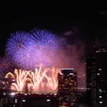 大阪の淀川花火大会では打ち上げ花火と仕掛け花火の競演が見事でした。  ・打ち上げと仕上げ花火の間合いかな(和良)