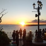 美浜アメリカンビレッジで真夏の夕日が落ちる瞬間を見ました。　　　　・金色に染めて真夏の夕日落つ(和良)