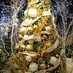 ホテルのロビーに飾られたクリスマスツリーは美しかったです。　・クリスマスツリー眩しきロビーかな(和良)