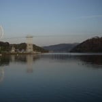 浜名湖の舘山寺温泉の朝です。岸辺にいた鴨が逃げていきました。  ・逃ぐる鴨距離を保ちて漂へり（和良）