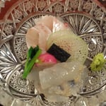 京料理の虎屋壺中庵ではお刺身の具に芋茎が添えられていました。　・お刺身の具に芋茎の添へられて(和良)