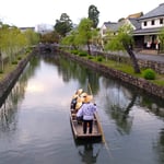 掘割の岸辺には280年の歴史を刻む料理旅館・鶴形も見えました。　　　　・由緒ある旅籠も眺め秋の旅(和良)