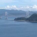 鳴門海峡の海は波も無く静かで秋の蝉はしんしんと鳴いていました。　・秋の蝉しんしんと鳴き海静か(和良)