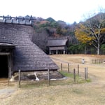 徳島市国府町の阿波史跡公園に暖かい冬の日差が差してきました。　　　　・日差出ても一度巡る冬の園(和良)