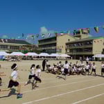藍晴れの日、藍住東小学校では運動会が賑やかに行われました。　　・がむしゃらに走る子が好き運動会(和良)