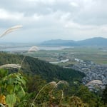 豊臣秀次の城のある八幡山から安土城の城址方面を眺望しました。　　　　　　・悲運なる秀次の城尾花散る（和良）