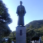 足摺岬には明治維新で活躍したジョン万次郎の像が立っていました。　　・寒晴にジョン万の像高き岬(和良)