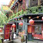 九份の阿妹茶樓です。「千と千尋の神隠し」の湯屋のモデルになりました。　　　　・九份に昭和の日本偲ぶ秋（和良）