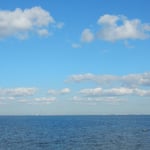 ピョートル大帝の夏の宮殿はフィンランド湾に面しています。　　　　　　・フィンランド湾に波なく秋高し（和良）