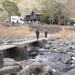 月ヶ谷温泉の対岸にはキャンピングカーも来ていました。　　・キャンピングカーも来てゐる冬の宿(和良)