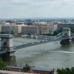 ドナウ川を行き来する船は多く、くさり橋の下はいつも賑わっていました。・橋くぐる船に涼風心地よく（和良）