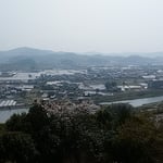 南国市にある長宗我部氏の居城跡である岡豊城跡から眺めた風景です。　　・中世の城址より見る春霞（和良）