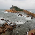 台湾の北端の海岸にある野柳地層公園の奇観は迫力がありました。　　　　　　・展望の開け奇観の爽やかに（和良）