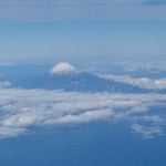 上京の飛行機の窓から冠雪の富士が展望されました。　　　　　　　　　　　・冠雪の富士端麗でありにけり（和良）