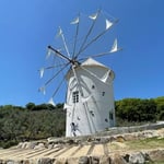 オリーブ公園には大きな風車があり異国めいていました。　　・オリーブの園に風車や異国めく(和良)