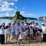 古宇利島大橋の下で16人の家族がそろって記念撮影しました。　　　　　　・夏楽し十六人の笑顔かな(和良)