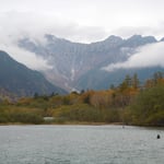 上高地の大正池から見た穂高連峰です。まだ雪はありませんでした。　　　　　　　　　　　　　　　　　　　　　　　　・爽やかや穂高連峰くっきりと(和良)