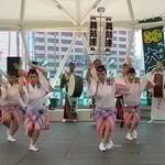 徳島駅前のデパート前の広場で阿波踊が始まっていました。　　　　　　　・街頭に始まってゐる阿波踊（和良）