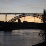 ポルトのドン・ルイス一世橋です。夕焼が始まっていました。　　・古都の川染めゆく秋の夕焼かな（和良）