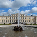 ラトビアのリガの近郊にあるルンダーレ宮殿の噴水です。　　　　　　　　・噴水の上がりて夏の宮殿と（和良）