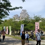 天守閣まで登った人が帰って来るのを私は緑蔭で待っていました。　　・緑蔭で登城されたる人を待つ(和良)