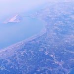 飛行機の窓からセントレア(中部国際空港)もよく見えました。　　・梅雨晴れてあれは確かにセントレア(和良)