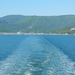 小豆島からの帰途は池田港からフェリーで高松港に出航しました。　・春潮に長き航跡フェリー発つ(和良)