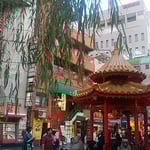 夏柳が茂る南京町の広場は観光客で一杯でした。　　　　　　　　　　　　・葉柳の南京町の広場かな（和良）