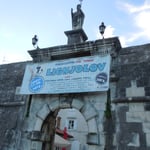 クロアチアのトロギールです。この城門を入れば旧市街です。　　　　　　・この門を入れば中世冬日差す(和良)