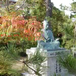 堺市にある南宗寺は三好長慶が創建した寺です。長慶の像がありました。　・長慶の像はここにと櫨紅葉（和良）