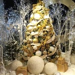 東京都千代田区紀尾井町のホテルのロビーに飾られた聖樹です。　　　　　・白銀の聖樹ロビーの正面に(和良)