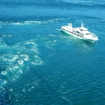 鳴門の観潮船では目の前で渦が生まれて消えていく様子が見えます。　・観潮船渦の始終を目の当たり(和良)