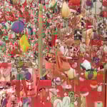 吊るされた雛飾りには様々な願いが込められているように見えました。　　・様々な願ひ込められ吊し雛(和良)