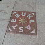 「人間の鎖」は大聖堂前のこの場所から始まりました。　　　　　　　　　・「人間の鎖」ここより夕立来る（和良）