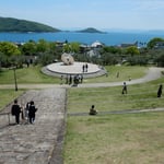 小豆島のオリーブ公園には爽やかな五月の風が吹いていました。　・オリーブの園に五月の風が吹く(和良)