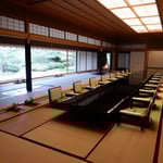 京都御所の中にある和風の迎賓館を見学してきました。　　　　　　　　　　　・桔梗咲く迎賓館の中庭に（和良）