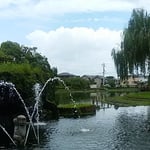 江川・鴨島公園は水の公園として市民に親しまれています。　・長梅雨の明けたる空の青さかな（和良）