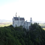 ノイシュヴァンシュタイン城の朝です。谷川に架かる橋より展望しました。　　　　　　　　　　　　　　　　　　　　　　・谷よりの涼風を背に城を見る(和良)