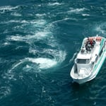 大鳴門橋にある渦の道から鳴門海峡の春の渦潮を見てきました。　　　　　・大渦の際の際まで観潮船（和良）