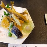 馴染の店でいただいた子鮎の天婦羅もとても美味しかったです。　　　　・頭ごといただき鮎の天婦羅は(和良)