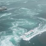 渦の中に突っ込んで行く観潮船には迫力がありました。　　　　　　　　　・逆巻ける渦に怯まず観潮船（和良）