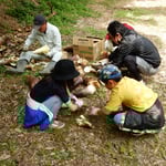 筍を育ててきた友人は掘った筍をその場で剥いてくれました。　・掘り立ての筍剥きて下されし（和良）