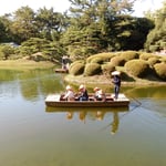 栗林公園には池が6カ所あり池を巡る舟遊が人気を呼んでいました。　　　　・公園の池から池へ舟遊(和良)