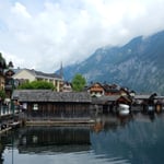 霧の晴れたハルシュタットの湖畔の町は緑が美しかったです。　　　　　　・霧晴れて緑の美しき町となる（和良）