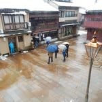 ひがし茶屋街にある喫茶店の二階の部屋から眺めた風景です。　　　　　　・レトロなる街に静かに雪の降る（和良）